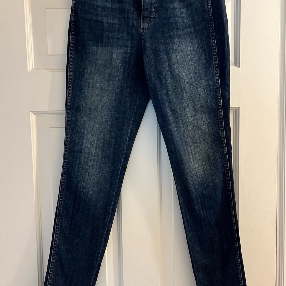 White House Black Market Skinny High Rise Everyday Soft Jeans. NWT size 2
